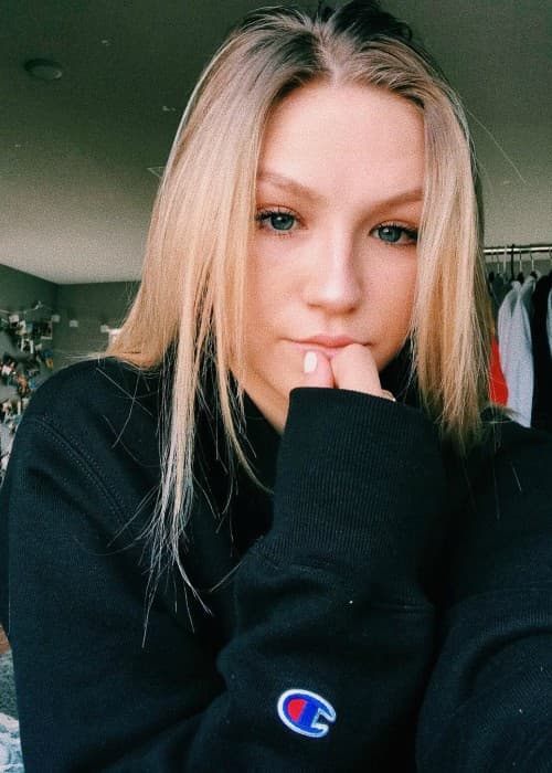 autumn-miller-in-a-selfie-in-december-2017 Autumn Miller in a selfie in December 2017
