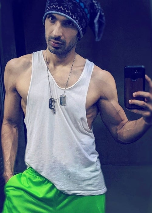 Mohit Sehgal clicking a mirror selfie showing his toned physique in July 2020 (Mohit Sehgal / Instagram) Mohit Sehgal clicking a mirror selfie showing his toned physique in July 2020