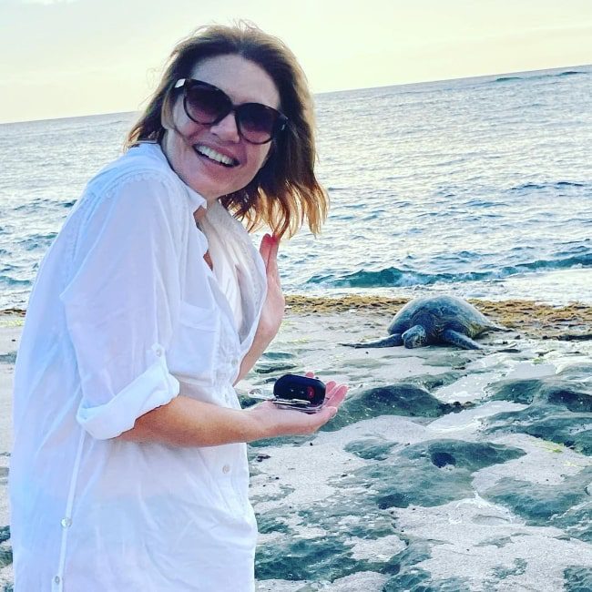 kathleen-rose-perkins-smiling-for-a-picture-with-a-sea-turtle-in-the-background-in-may-2021 Kathleen Rose Perkins smiling for a picture with a sea turtle in the background in May 2021