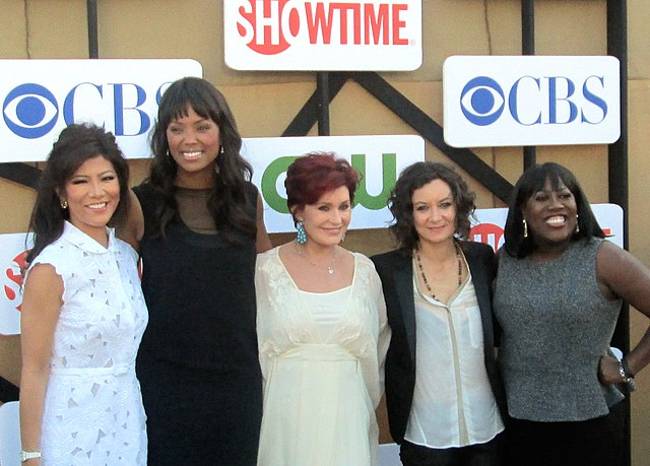(From left to right) The Talk co-hosts Julie Chen, Aisha Tyler, Sharon Osbourne, Sara Gilbert, and Sheryl Underwood seen in 2012 (Greg Hernandez / Wikimedia / CC BY 2.0) (From left to right) The Talk co hosts Julie Chen, Aisha Tyler, Sharon Osbourne, Sara Gilbert, and Sheryl Underwood seen in 2012