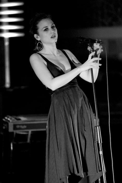 Leonor Watling as seen in a black-and-white picture while performing with the band Marlango in 2008 (LivePict.com / livepict.com / CC BY-SA 3.0) Leonor Watling as seen in a black-and-white picture while performing with the band Marlango in 2008