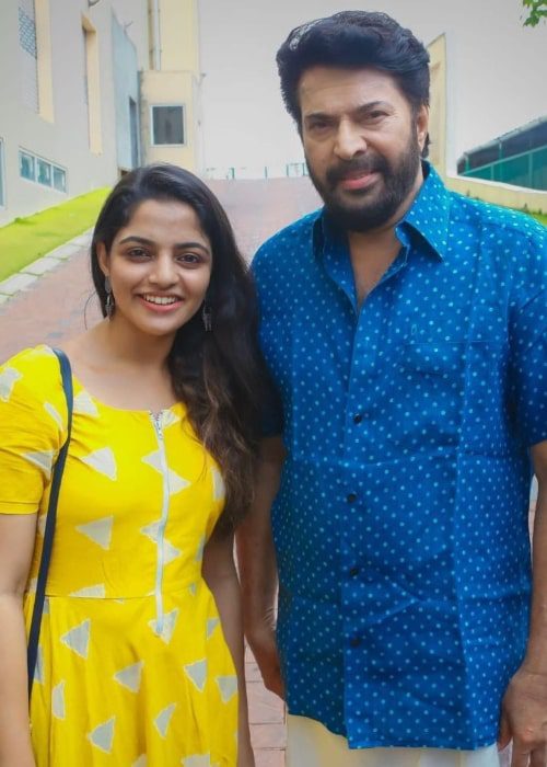 Nikhila Vimal smiling for a picture alongside Mammootty (Nikhila Vimal / Instagram) Nikhila Vimal smiling for a picture alongside Mammootty