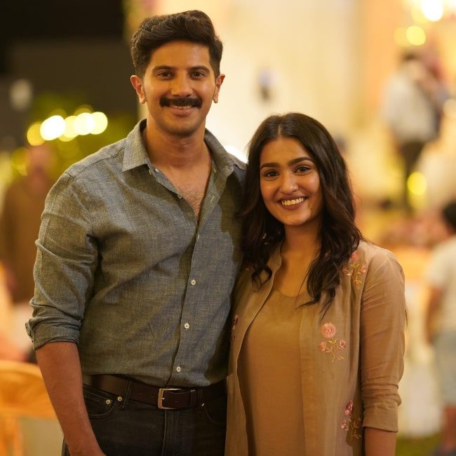 Saniya Iyappan smiling for a picture with Dulquer Salmaan (Saniya Iyappan / Instagram) Saniya Iyappan smiling for a picture with Dulquer Salmaan