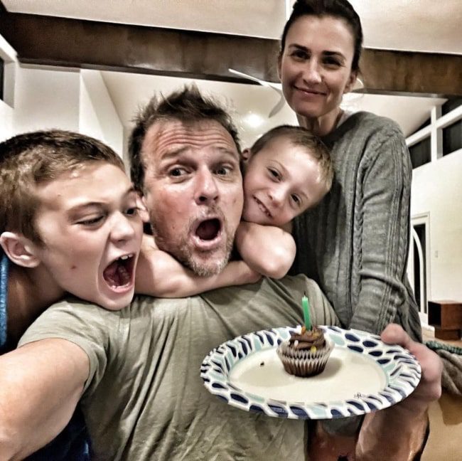 Sean Patrick Flanery taking a selfie with his family in October 2022 (Sean Patrick Flanery / Instagram) Sean Patrick Flanery taking a selfie with his family in October 2022