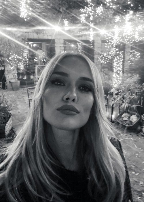 patricia-conde-as-seen-while-pouting-in-a-black-and-white-selfie-in-november-2022 Patricia Conde as seen while pouting in a black-and-white selfie in November 2022