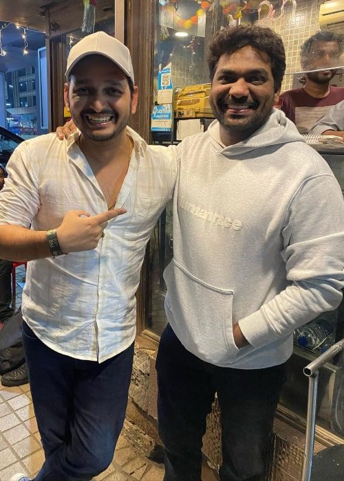 paritosh-tripathi-left-smiling-for-a-picture-with-zakir-khan-in-november-2022 Paritosh Tripathi (Left) smiling for a picture with Zakir Khan in November 2022
